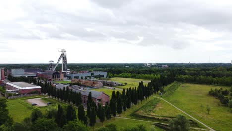 Massiver-Turm-Und-Industriekomplex-Umgeben-Von-Wald,-Luftaufnahme