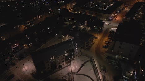 Brillantes-Fuegos-Artificiales-Iluminando-La-Ciudad-De-Reykjavik-En-La-Víspera-De-Año-Nuevo