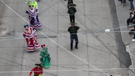 Charro-Demonstriert-Trick-Roping-Mit-Einer-Gruppe-Von-Tänzern-Und-Musikern-Während-Der-Mariachi-Festivalparade-In-Tecalitlan,-Jalisco,-Mexiko