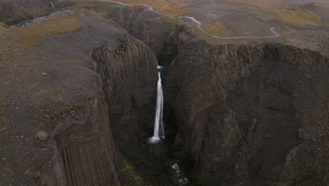 Litlanesfoss-Wasserfall-In-Island-Bei-Schneefall---Drohnenaufnahme-Aus-Der-Luft