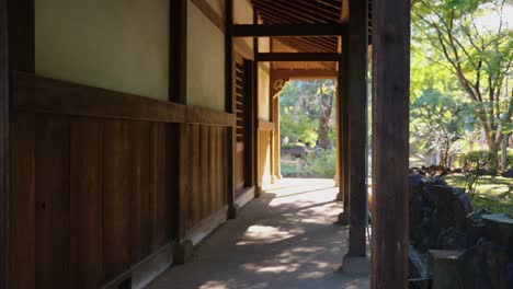 Warmer,-Sonniger-Tag-Im-Buddhistischen-Tempel,-Gotokuji-In-Tokio,-Japan-4k