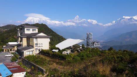 Estación-De-Despegue-De-Tirolesa-Con-Impresionantes-Paisajes-De-La-Cordillera-De-Annapurna-Y-El-Monte-Machhapuchhre-En-Pokhara,-Nepal