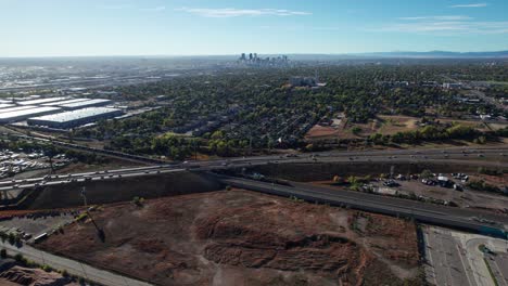 Drone-shot-panning-up-of-a-busy-highway-outside-of-Denver,-Colorado