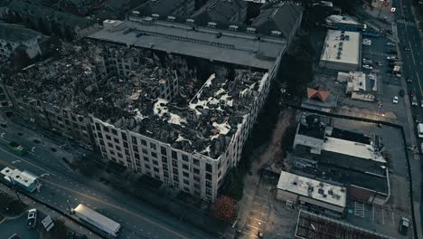 Asche-Und-Zerstörte-Häuser-In-Der-Amerikanischen-Stadt-Nach-Einem-Brand