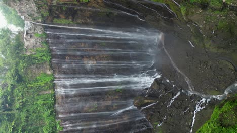 Formato-Vertical:-Exuberante-Cascada-Del-Cañón-De-La-Jungla-En-Java,-Tumpak-Sewu