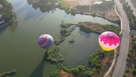 Heißluftballons-Fliegen-über-Lagunen-In-Chile