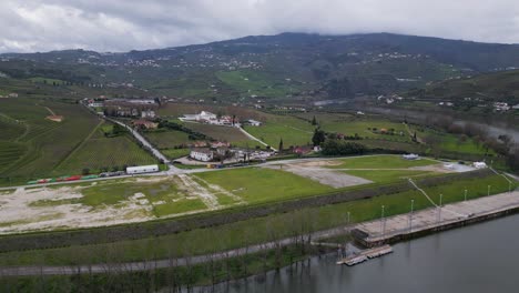 Luftpanorama-Des-Douro-Flussufers-Und-Des-Piers-In-Peso-Da-Regua