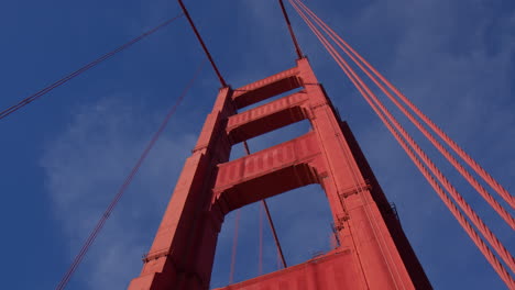 Blick-Nach-Oben-Auf-Den-Golden-Gate-Bridge-Tower-In-Art-Deco-Architektur