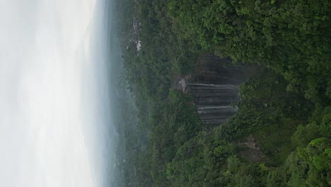 Vertikalformat-Luftaufnahmen-Nähern-Sich-Der-Tumpak-Sewu-Wasserfallschlucht-Auf-Java