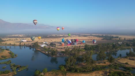 Show-Von-Luftschiffen-Und-Heißluftballons,-Die-In-Chile-Fliegen