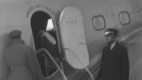 Zwei-Männer-Steigen-In-New-York-City-In-Der-Zeit-Der-Weltwirtschaftskrise-Der-1930er-Jahre-Aus-Einem-Kleinflugzeug