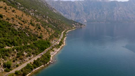 Vista-Cinematográfica-Aérea-De-La-Carretera-De-Montaña-En-Kotor,-Montenegro-En-Un-Día-Soleado
