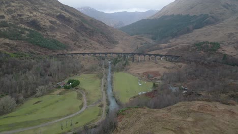 Das-Ikonische-Glenfinnan-Viadukt-In-Schottland-Mit-Umliegender-Landschaft,-Luftaufnahme