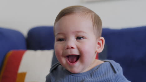 Baby-Lächelt-Und-Lacht-Und-Spielt-In-Zeitlupe-Mit-Einer-Blauen-Seide-Mit-Gelben-Sternen