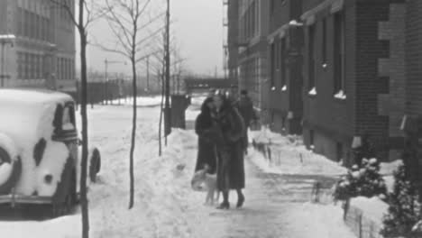Frauen-Gehen-Mit-Ihren-Hunden-Auf-Dem-Bürgersteig-Neben-Einem-Oldtimer-Im-New-York-Der-1930er-Jahre-Spazieren