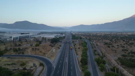 LKW-Fährt-Auf-Der-Chilenischen-Autobahn