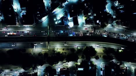 Nachts-über-Die-Hauptstraße-In-Mexiko-Stadt-Fliegen,-Blick-Auf-Das-Wohngebiet