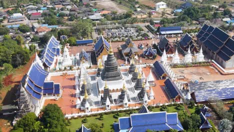 Luftaufnahme-Des-Tempelkomplexes-Wat-Ban-Den-Oder-Wat-Banden-An-Einem-Klaren,-Sonnigen-Tag