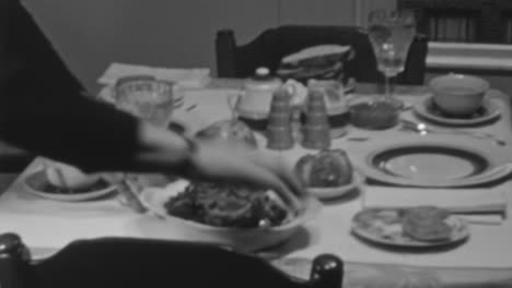 Eine-Frau-Serviert-Essen-Auf-Dem-Esstisch-In-Einem-Reichen-New-Yorker-Haus-In-Den-1930er-Jahren