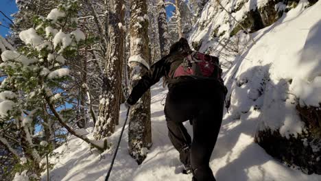 Junge-Frau-Hält-Seil,-Wandert-Den-Schneebedeckten-Berghang-In-Norwegen-Hinauf,-Zeitlupe