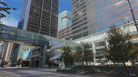 Straßenszene-In-Der-Innenstadt-Von-Houston-Mit-Wolkenkratzern-Und-Brücke-Zwischen-Gebäuden