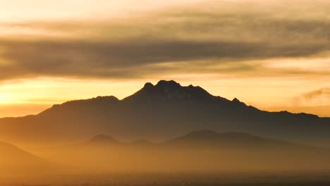 Toma-Colorida-Del-Volcán-Distante-En-Iztaccihuatl-Al-Amanecer,-Ciudad-De-México