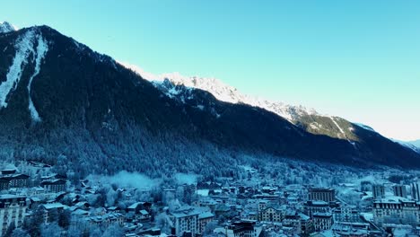 Lento-Aumento-De-Drones-En-La-Ciudad-De-Esquí-De-Chamonix-En-Los-Alpes-Franceses-Mañana-De-Invierno-Con-Nieve-En-El-Suelo