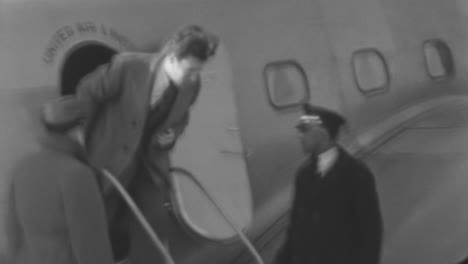 Ein-Junger-Mann-Steigt-In-Den-1930er-Jahren-Im-New-York-Aus-Einem-Kleinflugzeug
