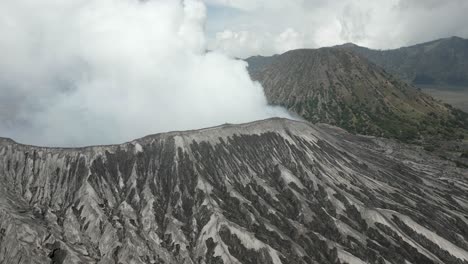 Vista-Aérea:-Pendiente-De-Ceniza-Erosionada-En-El-Borde-Del-Volcán-Monte-Bromo-En-Java,-Idn