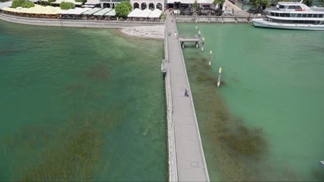 Menschen,-Die-über-Eine-Von-Grünen-Algen-Umgebene-Brückenstruktur-Laufen