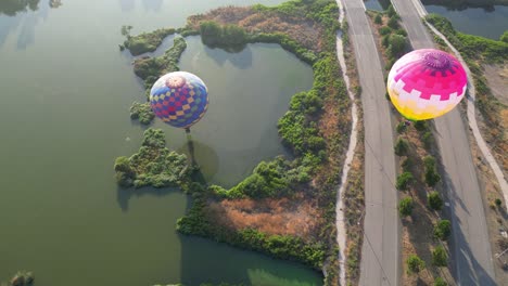Heißluftballons-über-Der-Laguna-Caren,-Chile