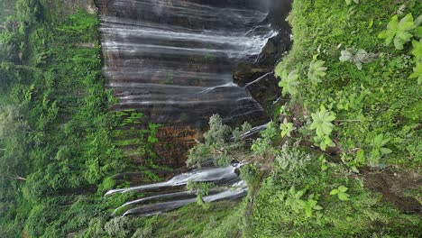 Vertikale-Luftaufnahmen-Zeigen-Den-Unglaublichen-Tumpak-Sewu-Wasserfall-Auf-Java,-ID