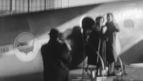 Paar-Wird-In-Den-1930er-Jahren-Am-New-Yorker-Flughafen-Von-Fotografen-Begrüßt