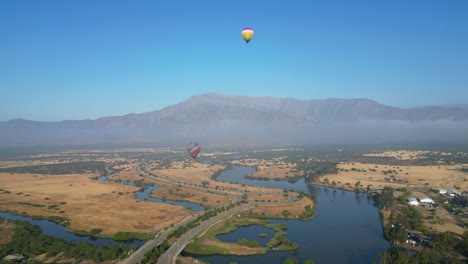 Luftschiff--Und-Heißluftballonshow-In-Chile