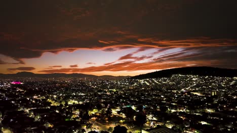 Kranaufnahme-Der-Wunderschönen-Mexikanischen-Stadt-Bei-Sonnenuntergang,-Blick-Auf-Das-Wohngebiet