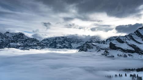 Cloudscape-épico-Iluminado-Por-Los-Rayos-Del-Sol-De-Braunwald,-Suiza,-Montañas-Nevadas-Por-Glarus