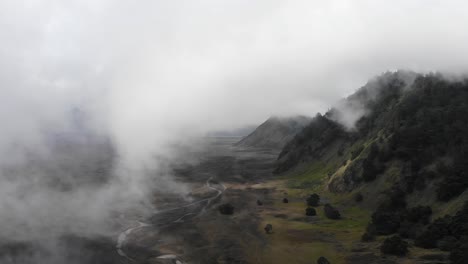 La-Antena-De-La-Naturaleza-Vuela-A-Través-De-Nubes-Que-Llenan-La-Caldera-De-Ceniza-Volcánica-En-Java