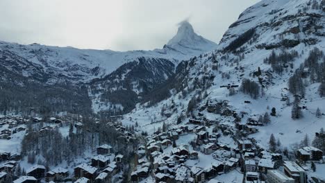 Ciudad-De-Esquí-De-Zermatt,-Suiza,-En-Un-Frío-Día-De-Invierno-Con-El-Matterhorn-Y-Las-Espectaculares-Montañas-De-Los-Alpes-Suizos-Al-Fondo