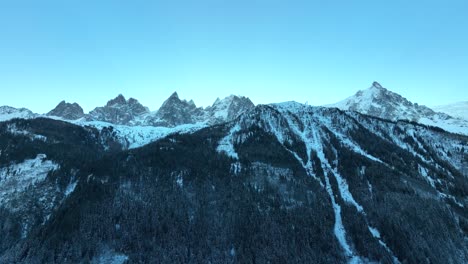 Aerial-Drone-pan-of-dramatic-mountain-landscape-of-the-Alps-near-Chamonix,-France-ski-resort