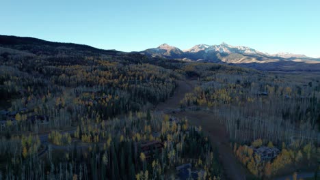 Drohnenüberflugansicht-Der-Berggipfel-Außerhalb-Von-Telluride-Colorado-Im-Herbst