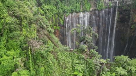 Einzigartiger-Geologischer-Wasserfall,-Malerisches-Tumpak-Sewu-In-Java,-Idn