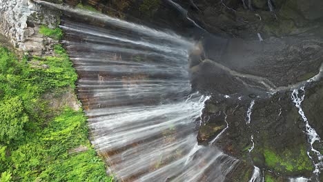 Vertikale-Luftaufnahmen-An-Der-Spitze-Des-Einzigartigen-Tumpak-Sewu-Wasserfalls-Auf-Java