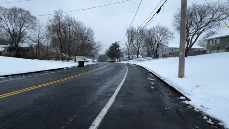 -Zeitlupenvideo-Eines-Verschneiten-Nordostens-In-Den-Vororten-Von-New-York-City-An-Einem-Wintertag