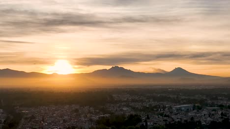 Maravillosa-Foto-Del-Volcán-Distante-En-Iztaccihuatl-Al-Amanecer,-Ciudad-De-México