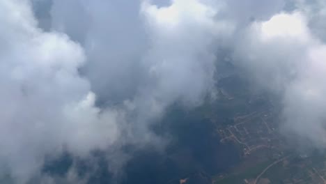 Wunderschöne-Luftaufnahme-Durch-Das-Fenster-Eines-Fliegenden-Flugzeugs