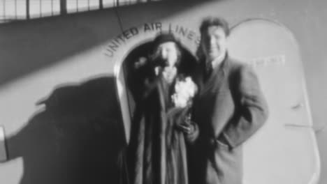 Smiling-Couple-at-the-Door-of-a-Commercial-Airplane-in-New-York-in-1930s