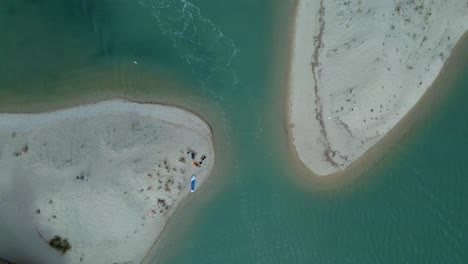 Filmischer-4K-Drohnenclip-über-Einer-Halbinsel-In-Paliouri,-Chalkidiki-Im-Norden-Griechenlands