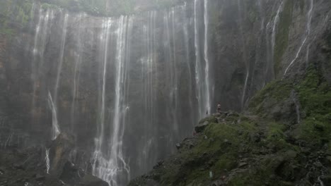 Männlicher-Tourist-Genießt-Den-Dramatischen-Nebligen-Wasserfall-Tumpak-Sewu-Auf-Java,-Idn