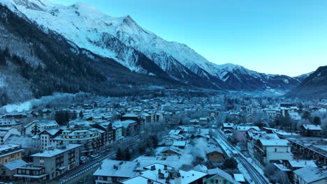 Aerial-Drone-pan-of-Chamonix-ski-valley-in-the-french-alps-mountians-on-a-cold-winter-morning