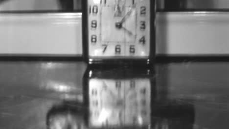 Antike-Uhr-Spiegelt-Sich-Auf-Der-Oberfläche-Eines-Tisches-In-Einem-New-Yorker-Haus-Der-1930er-Jahre-Wider
